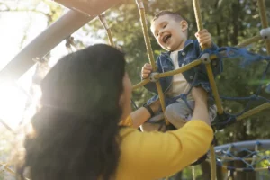 Place zabaw zakopane gdzie pójść na plac zabaw z dzieckiem w Zakopanem, matka bawiąca się z dzieckiem