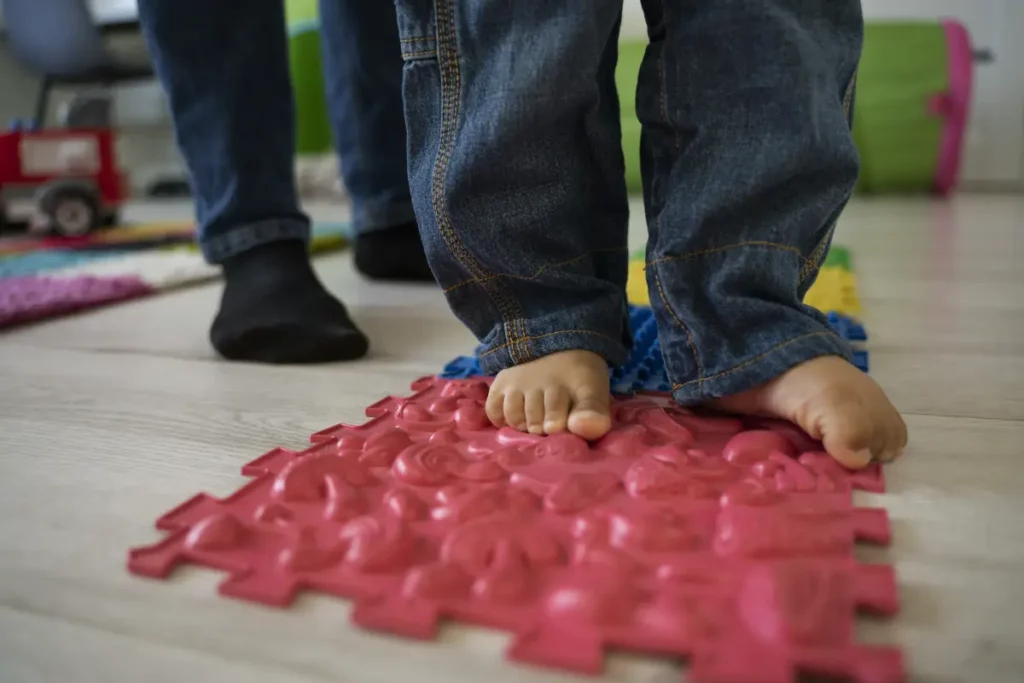Zabawa sensoryczna chodzenie po różnych materiałach i fakturach
