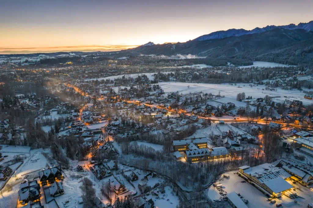 Zimowy widok na Zakopane i okolice z drona
