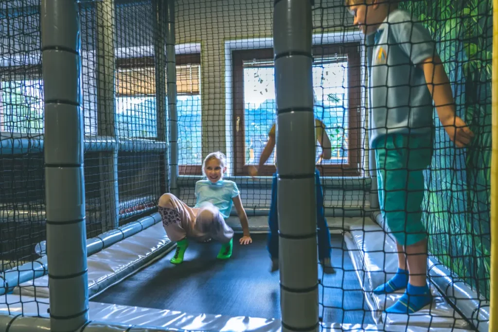 Dzieci bawiące się na trampolinie w Fabryce Talentów w Kościelisku
