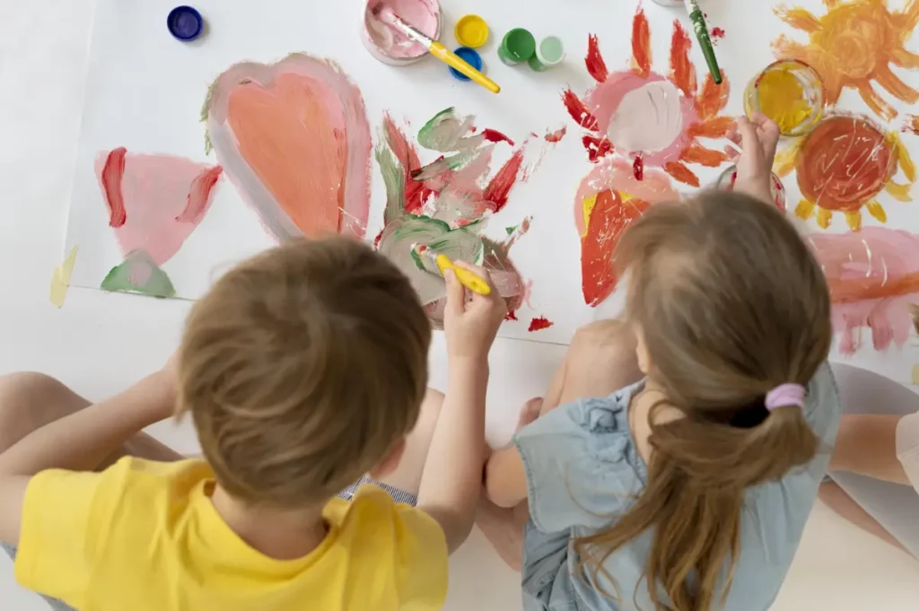 Wspólne malowanie przez dzieci wyjątkowych obrazów odzwierciedlających ich samych