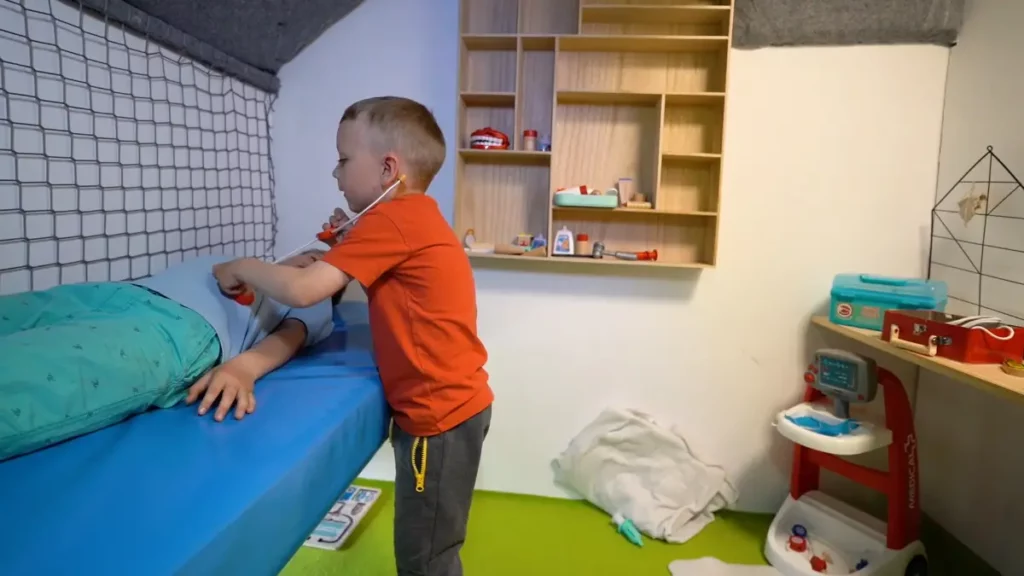Dzieci bawiące się w lekarza i pacjenta w góskiej sali zabaw w Kościelisku koło Zakopanego