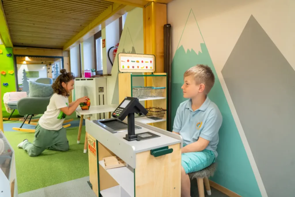 Socjalizacja poprzez zabawę w sklep w górskiej sali zabaw Zakopane